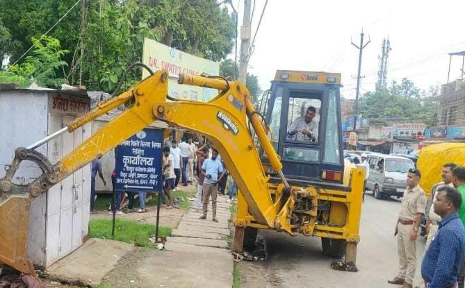 अतिक्रमण हटाते जेसीबी अतिक्रमण हटाते जेसीबी