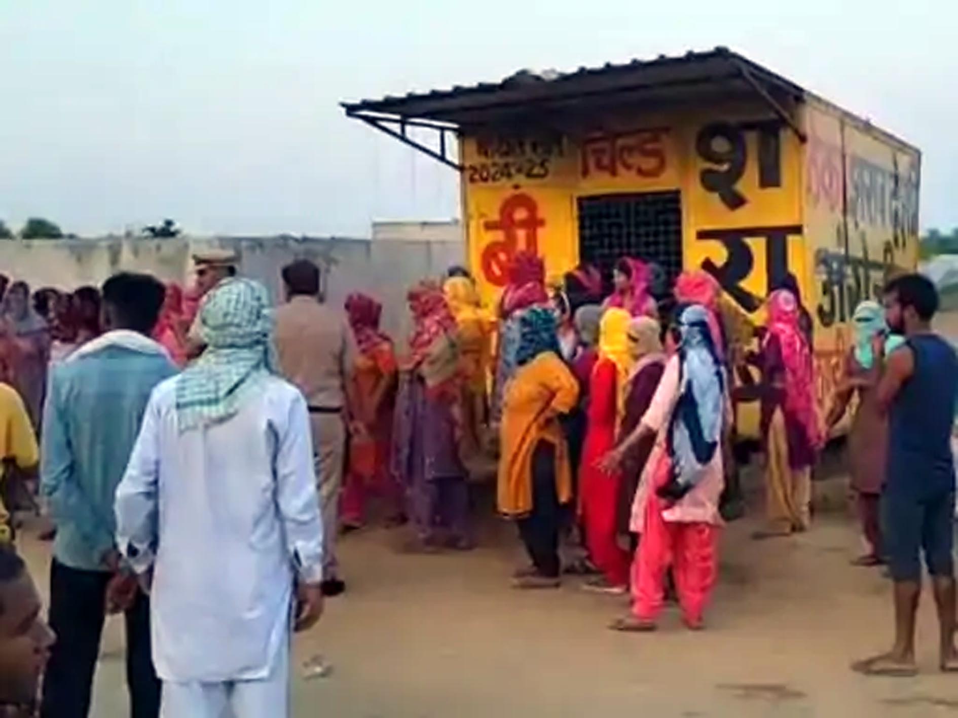 गांव में खोला जा रहा शराब का ठेका।