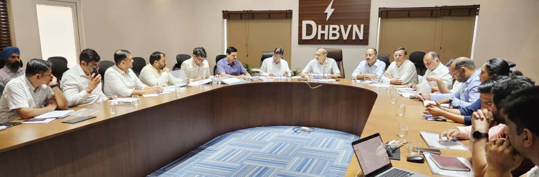 गुरुग्राम में डीएचबीवीएन अधिकारियों की बैठक लेते नवनियुक्त प्रबंध निदेशक अशोक गर्ग। गुरुग्राम में डीएचबीवीएन अधिकारियों की बैठक लेते नवनियुक्त प्रबंध निदेशक अशोक गर्ग।