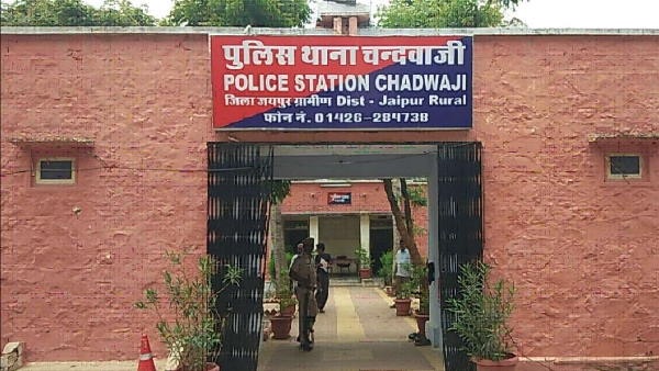 सड़क किनारे खड़ा तेजाब से भरा टैंकर पलटा: टैंकर से तेजाब का रिसाव होने से मचा हड़कंप