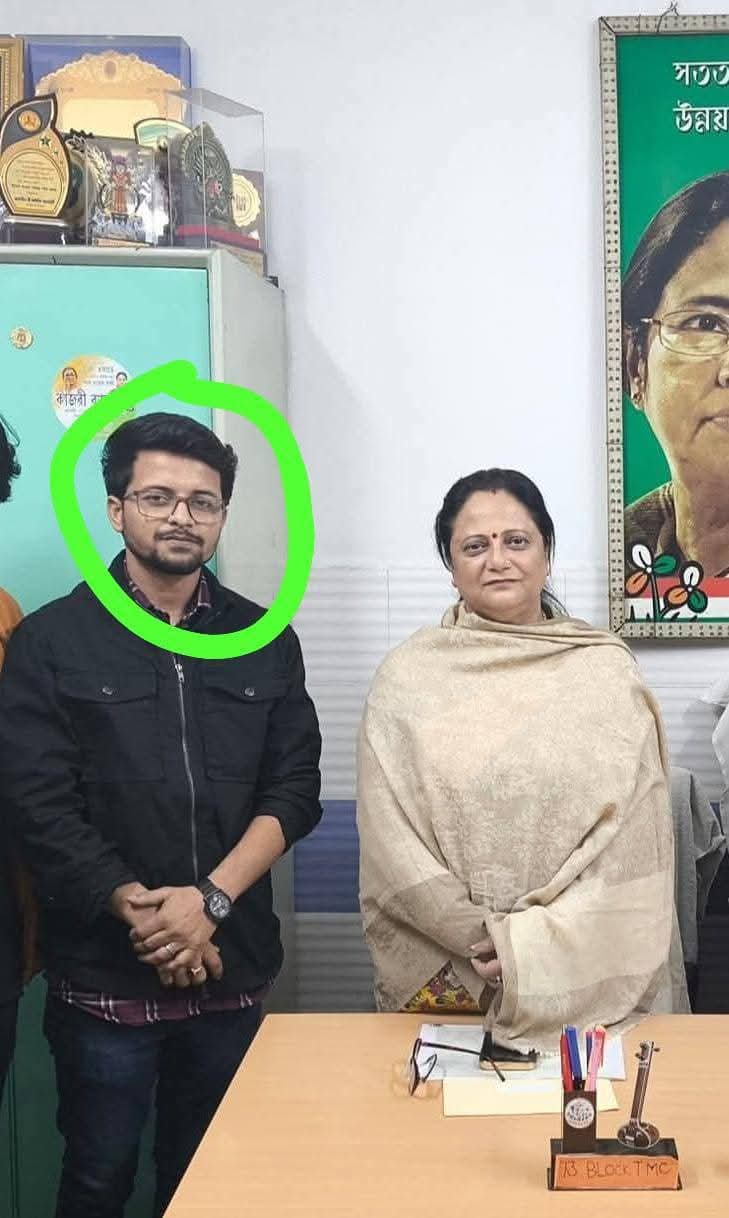 तृणमूल नेताओं के साथ मनोजित तृणमूल नेताओं के साथ मनोजित