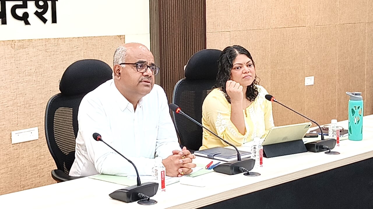 सी एम डैश बोर्ड बैठक लेते जिलाधिकारी सी एम डैश बोर्ड बैठक लेते जिलाधिकारी