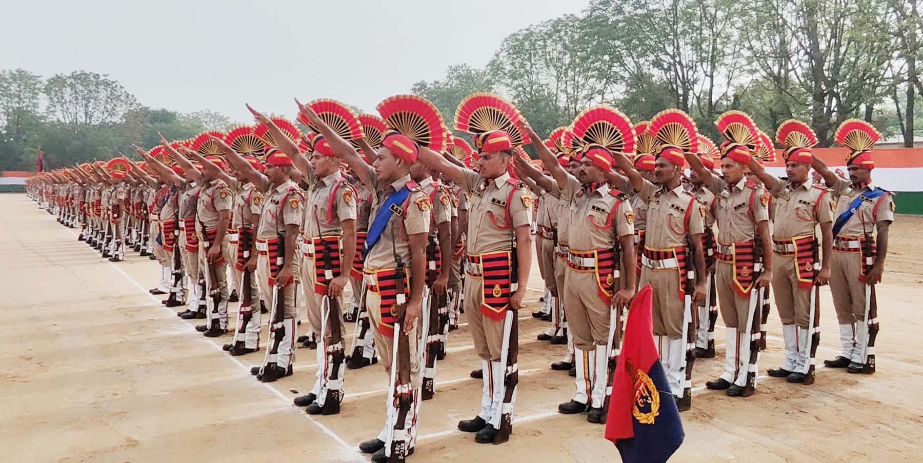 गुरुग्राम के भोंडसी स्थित पुलिस प्रशिक्षण केंद्र में नवप्रशिक्षित सिपाहियों के दीक्षांत समारोह में शपथ लेते नवप्रशिक्षित सिपाही। गुरुग्राम के भोंडसी स्थित पुलिस प्रशिक्षण केंद्र में नवप्रशिक्षित सिपाहियों के दीक्षांत समारोह में शपथ लेते नवप्रशिक्षित सिपाही।