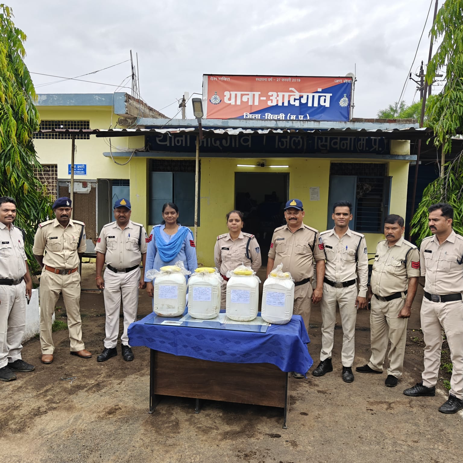 Seoni: 57 liters of illegal hand-made raw Mahua liquor seized, accused sent to jail Seoni: 57 liters of illegal hand-made raw Mahua liquor seized, accused sent to jail