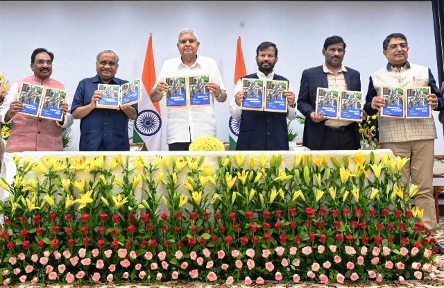 उपराष्ट्रपति जगदीप धनखड़ शनिवार को कर्नाटक के पूर्व एमएलसी और लेखक डी. एस. वीरैया द्वारा संकलित ‘अंबेडकर के संदेश’ पुस्तक की पहली प्रति के साथ उपराष्ट्रपति जगदीप धनखड़ शनिवार को कर्नाटक के पूर्व एमएलसी और लेखक डी. एस. वीरैया द्वारा संकलित ‘अंबेडकर के संदेश’ पुस्तक की पहली प्रति के साथ