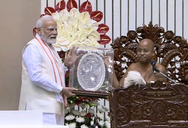 प्रधानमंत्री नरेन्द्र मोदी शनिवार को 'धर्म चक्रवर्ती' की उपाधि प्राप्त करते हुए प्रधानमंत्री नरेन्द्र मोदी शनिवार को 'धर्म चक्रवर्ती' की उपाधि प्राप्त करते हुए