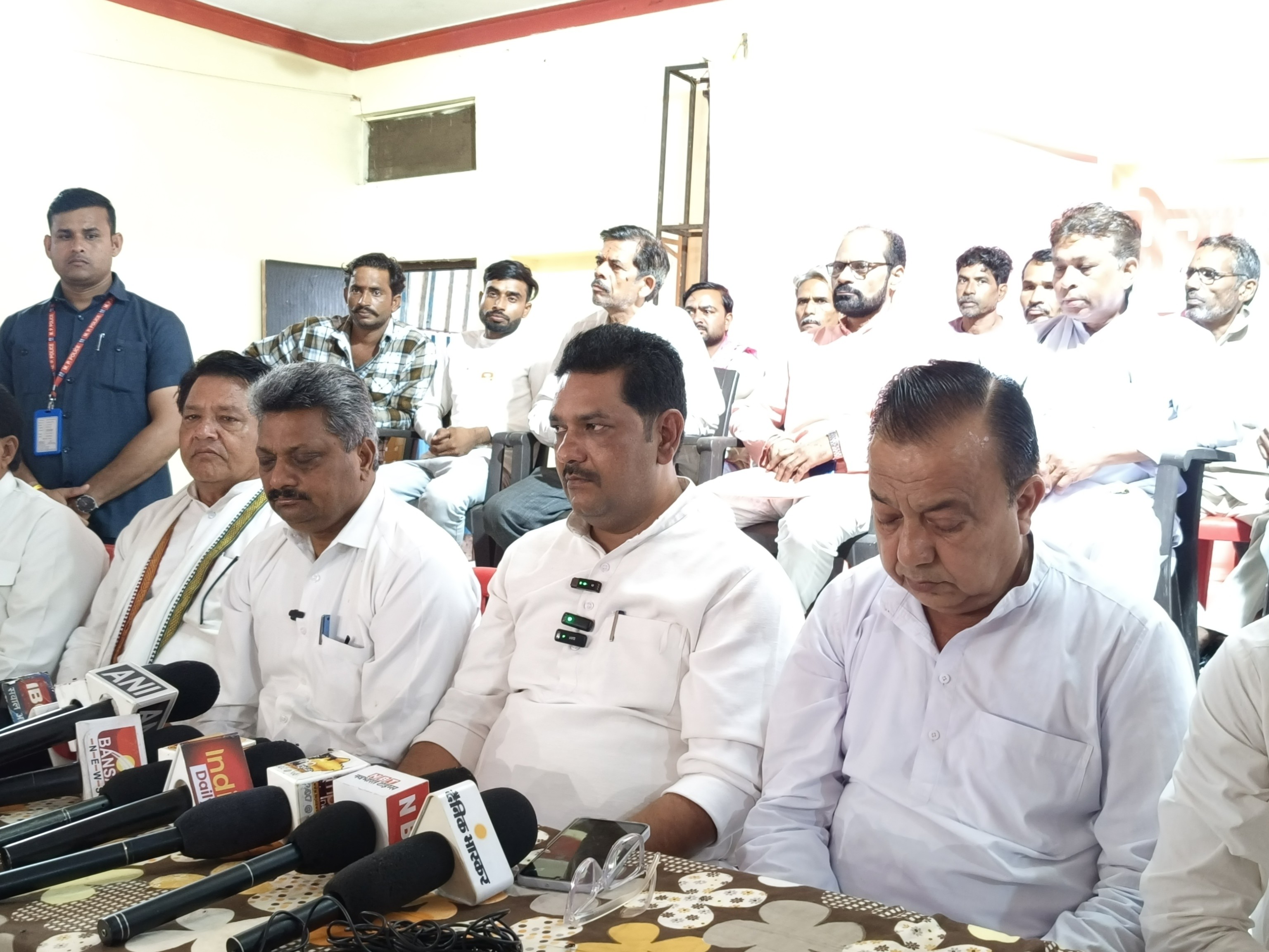 पूर्व विधायक का आरोप: पुलिस ने युवक के सिर पर पिस्टल रखकर जीतू पटवारी के विरुद्ध दर्ज की एफआईआर पूर्व विधायक का आरोप: पुलिस ने युवक के सिर पर पिस्टल रखकर जीतू पटवारी के विरुद्ध दर्ज की एफआईआर