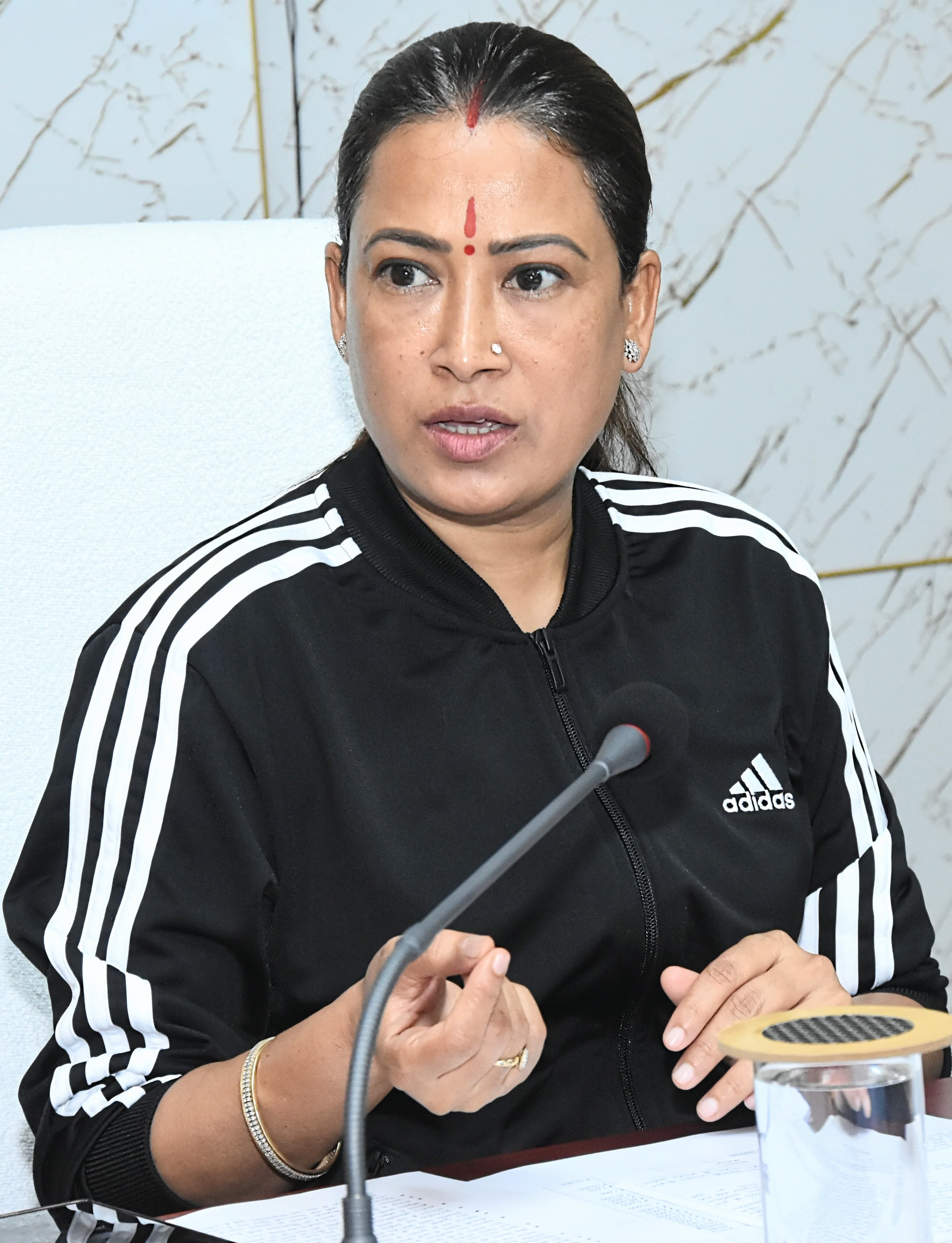 खेल मंत्री रेखा आर्या बैठक लेती। खेल मंत्री रेखा आर्या बैठक लेती।