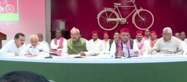 दाये छाेर पर माता प्रसाद एवं बांये छाेर पर विनय दाये छाेर पर माता प्रसाद एवं बांये छाेर पर विनय