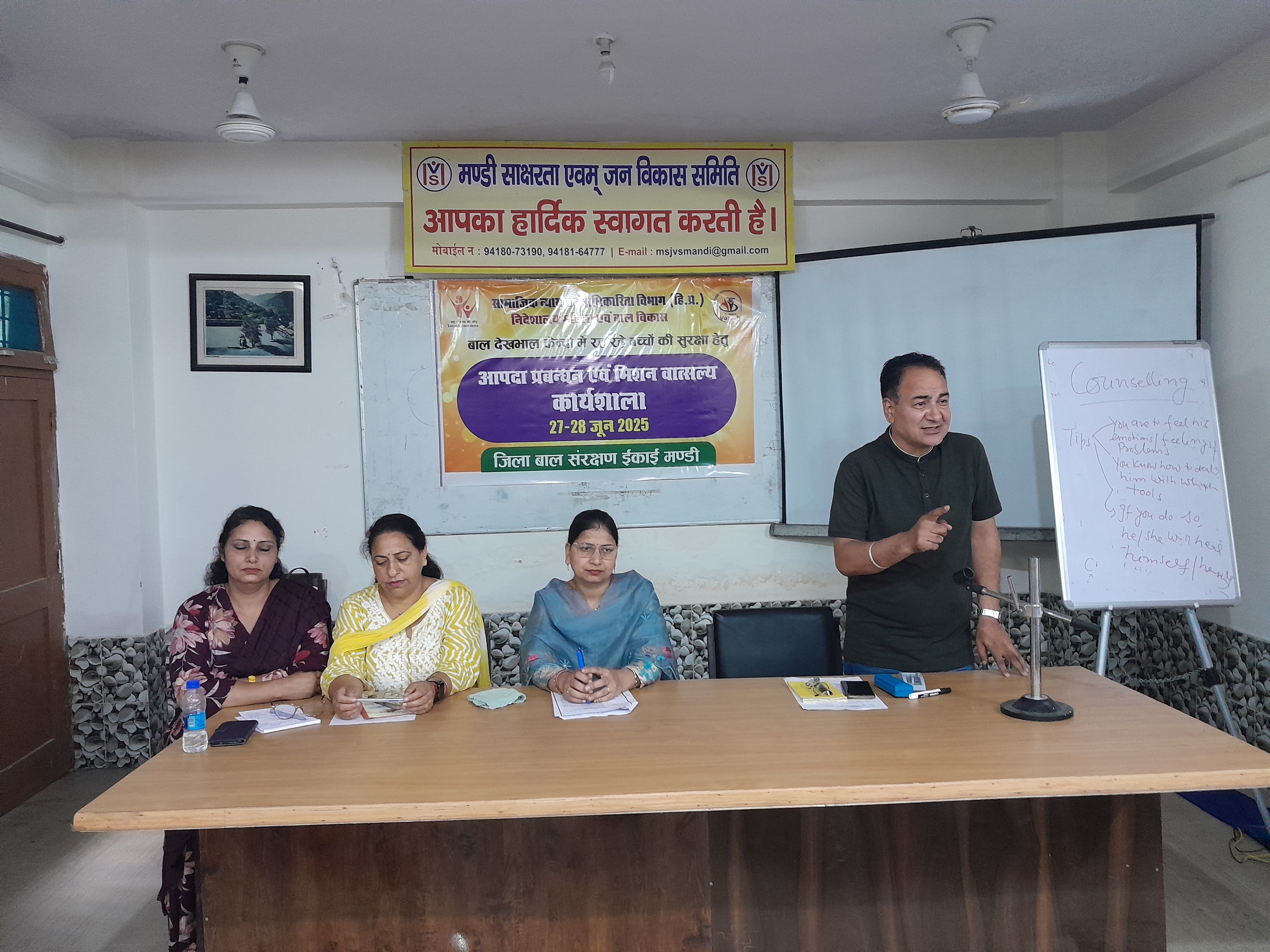 कार्यशाला को संबोधित करते हुए जिला बाल संरक्षण अधिकारी एनआर ठाकुर। कार्यशाला को संबोधित करते हुए जिला बाल संरक्षण अधिकारी एनआर ठाकुर।
