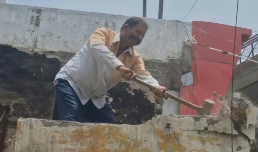 अतिक्रमण में आ रही अपनी दुकान पर खुद ही हथोड़ा चलते भाजपा जिला मंत्री जयप्रकाश गुप्ता। अतिक्रमण में आ रही अपनी दुकान पर खुद ही हथोड़ा चलते भाजपा जिला मंत्री जयप्रकाश गुप्ता।