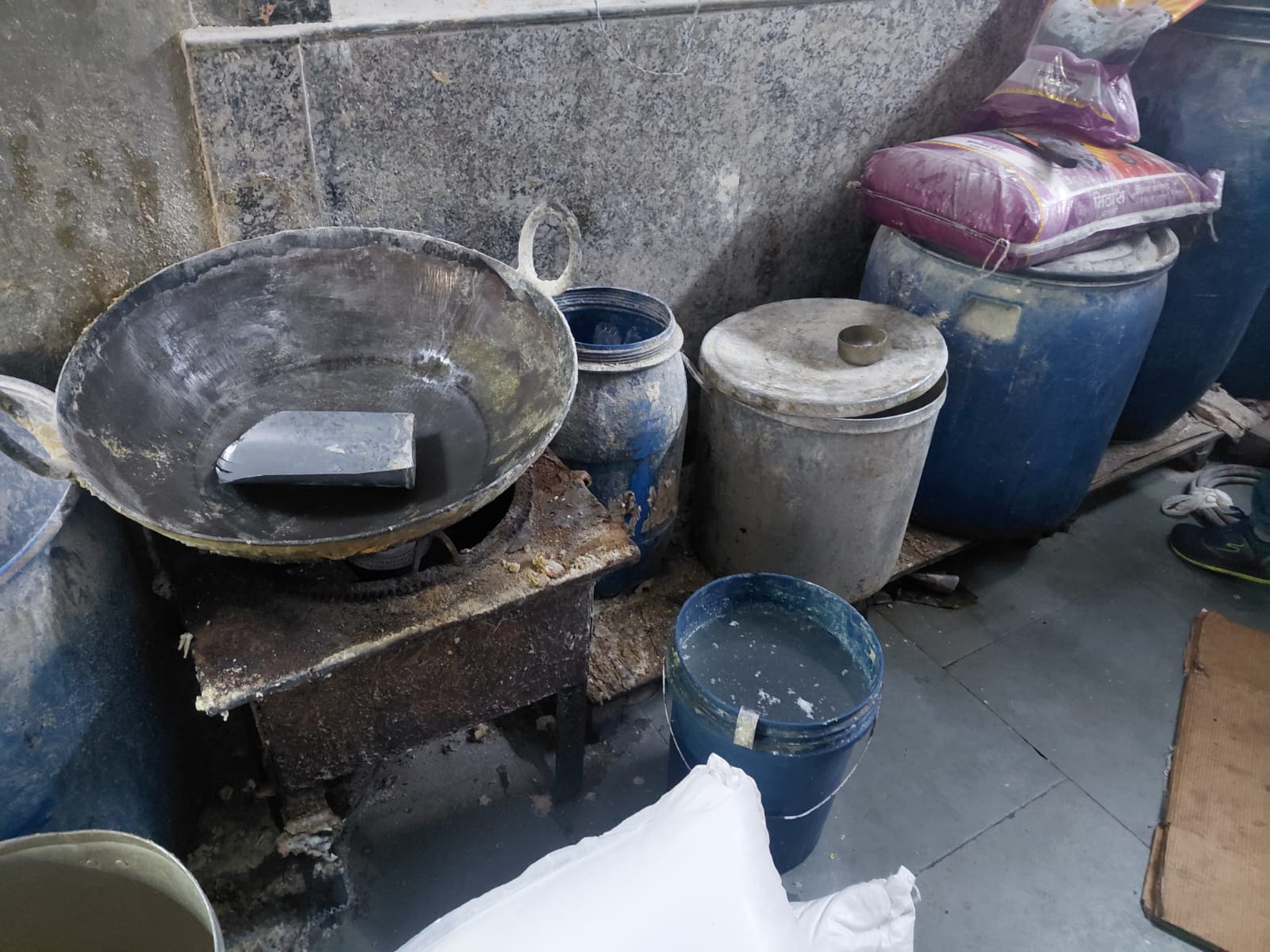 खाद्य विभाग के छापे के दौरान बर्तनो की हुई जांच खाद्य विभाग के छापे के दौरान बर्तनो की हुई जांच