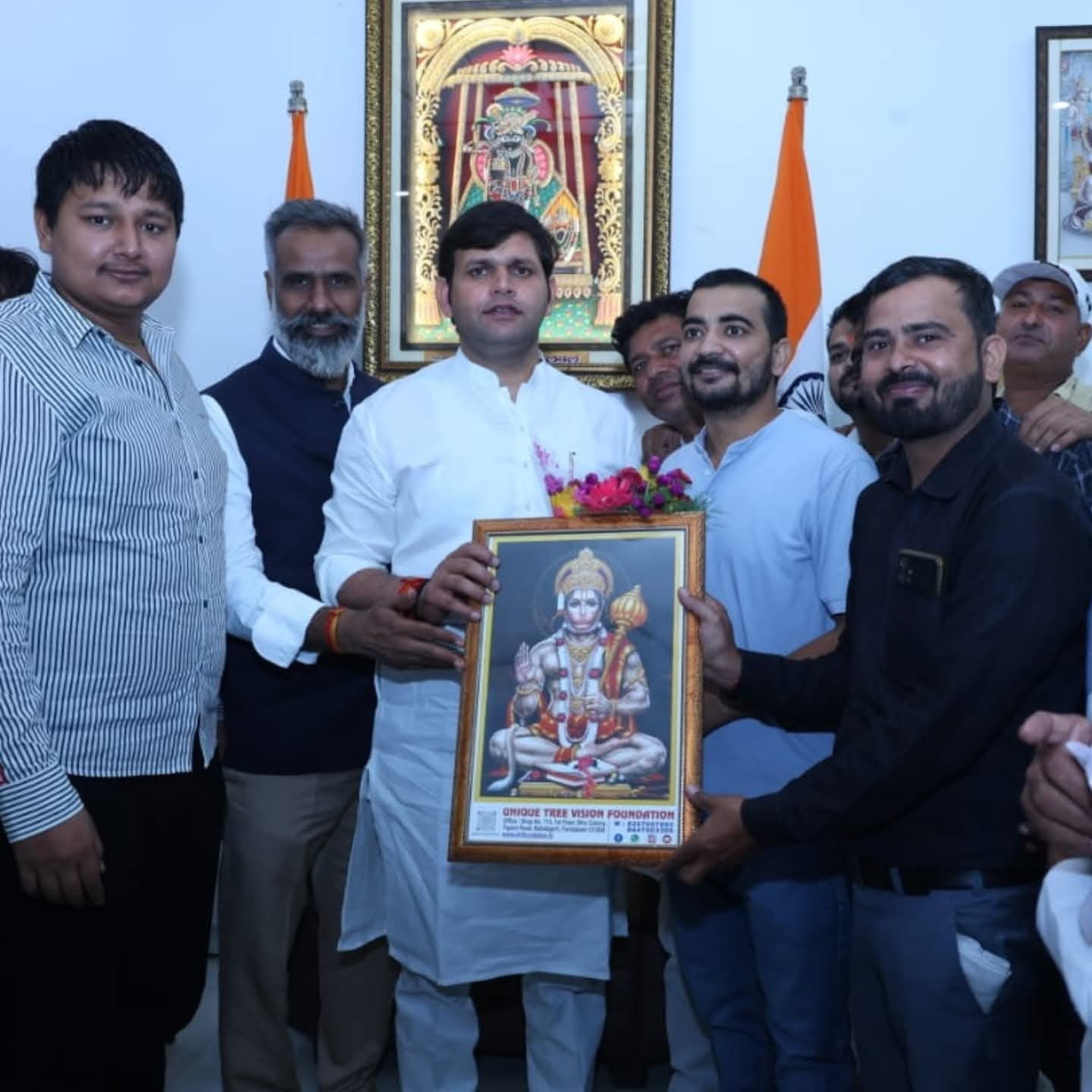 खेल राज्य मंत्री गौरव गौतम लोगों से मिलते हुए