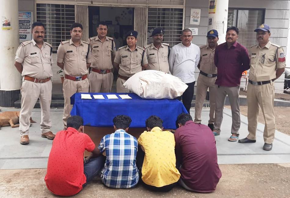 गांजे की बोटी के साथ आरोपी को पकड़ा करेली पुलिस ने गांजे की बोटी के साथ आरोपी को पकड़ा करेली पुलिस ने