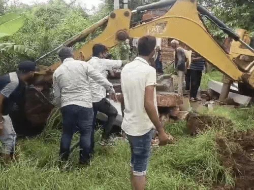 जेसीबी मशीन मंगवाई और मलबा हटाकर बाहर निकाला।