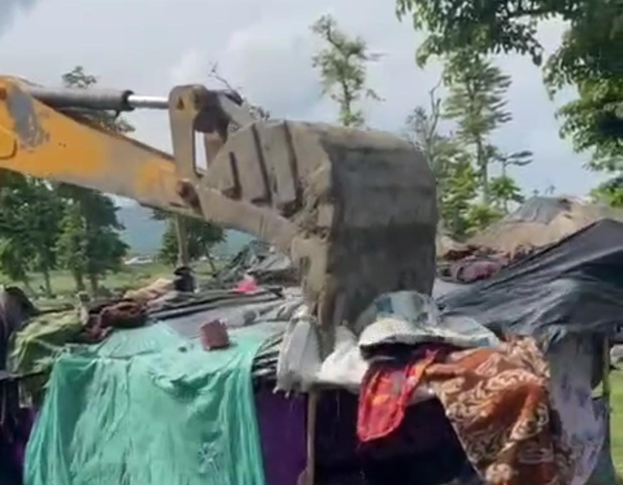 अतिक्रमण पर बुलडोजर अतिक्रमण पर बुलडोजर