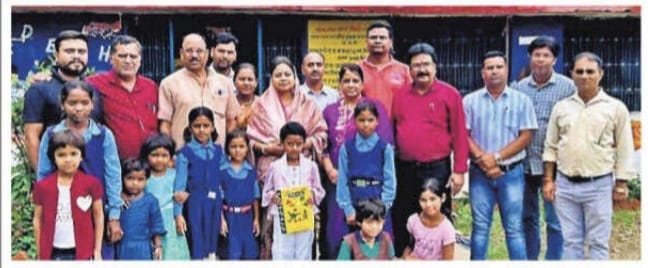 बेटी काे स्कूल में दिलाने के बाद बाहर निकलती सांसद