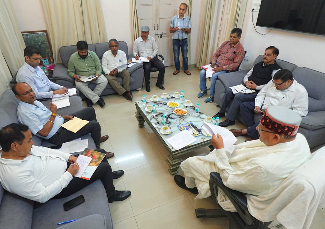 अधिकारियों की बैठक लेते सिंचाई मंत्री सतपाल महाराज। अधिकारियों की बैठक लेते सिंचाई मंत्री सतपाल महाराज।