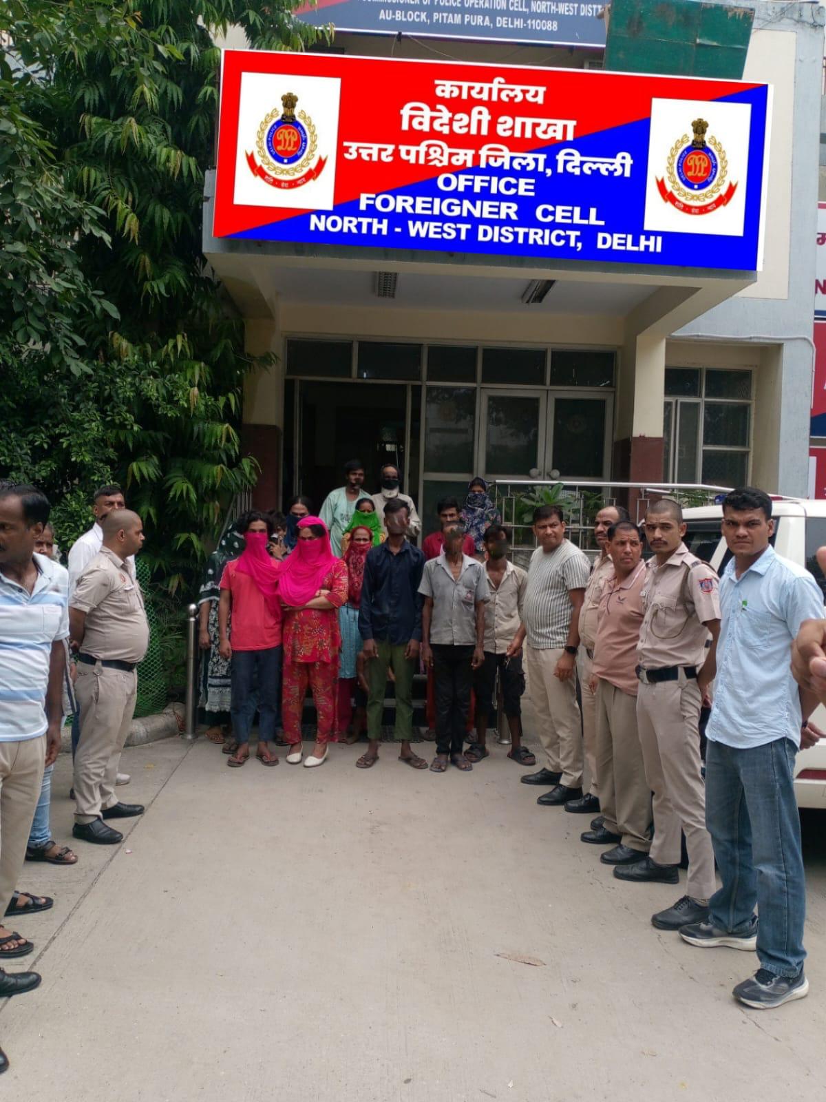 पकड़े गए 18 बांग्लादेशियाें की फाेटाे पकड़े गए 18 बांग्लादेशियाें की फाेटाे