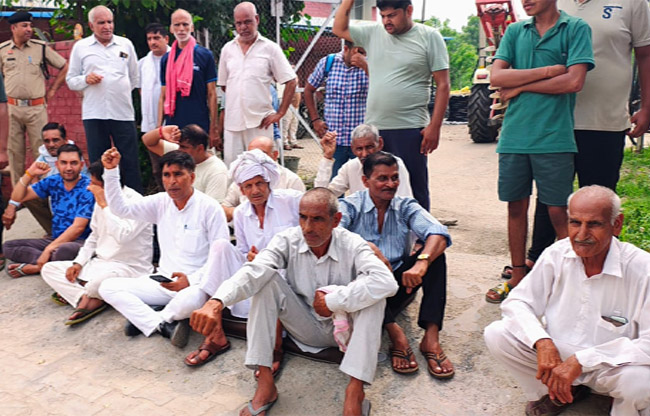 सोनीपत: गढ़ी ब्राह्मण पावर हाउस पर बिजली संकट को लेकर धरना देते हुए उपभोक्ता सोनीपत: गढ़ी ब्राह्मण पावर हाउस पर बिजली संकट को लेकर धरना देते हुए उपभोक्ता