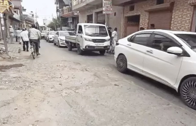 सोनीपत:वेस्ट रामनगर में बिजली उपभोक्ता प्रदर्शन के बाद वाहनों की लगी लंबी कतार सोनीपत:वेस्ट रामनगर में बिजली उपभोक्ता प्रदर्शन के बाद वाहनों की लगी लंबी कतार