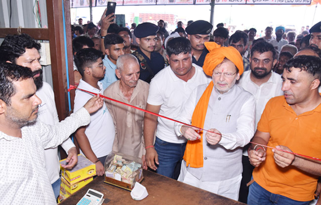 सोनीपत पिनाना में घेवर मित्र मंडली की स्टाल का उद्घाटन करते हुए मंत्री डा. अरविंद शर्मा सोनीपत पिनाना में घेवर मित्र मंडली की स्टाल का उद्घाटन करते हुए मंत्री डा. अरविंद शर्मा