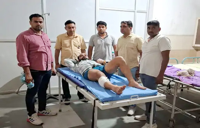 सोनीपत: खरखाैदा के सरकारी अस्पताल मे घायल अवस्था में गैंगस्टर। सोनीपत: खरखाैदा के सरकारी अस्पताल मे घायल अवस्था में गैंगस्टर।