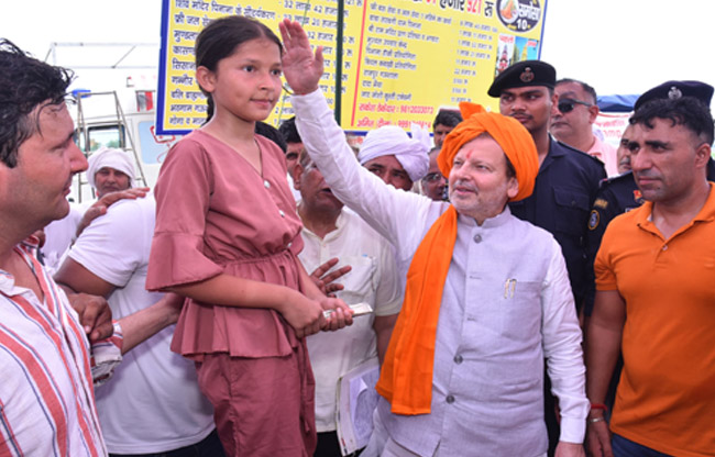 सोनीपत: सैनिक स्कूल में प्रथम स्थान आई सिरत नरवाल को 11 हजार रुपये को पुरस्कृत करमे मंत्री सोनीपत: सैनिक स्कूल में प्रथम स्थान आई सिरत नरवाल को 11 हजार रुपये को पुरस्कृत करमे मंत्री