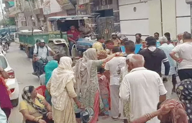 सोनीपत:वेस्ट रामनगर में बिजली उपभोक्ता प्रदर्शन करते हुए सोनीपत:वेस्ट रामनगर में बिजली उपभोक्ता प्रदर्शन करते हुए