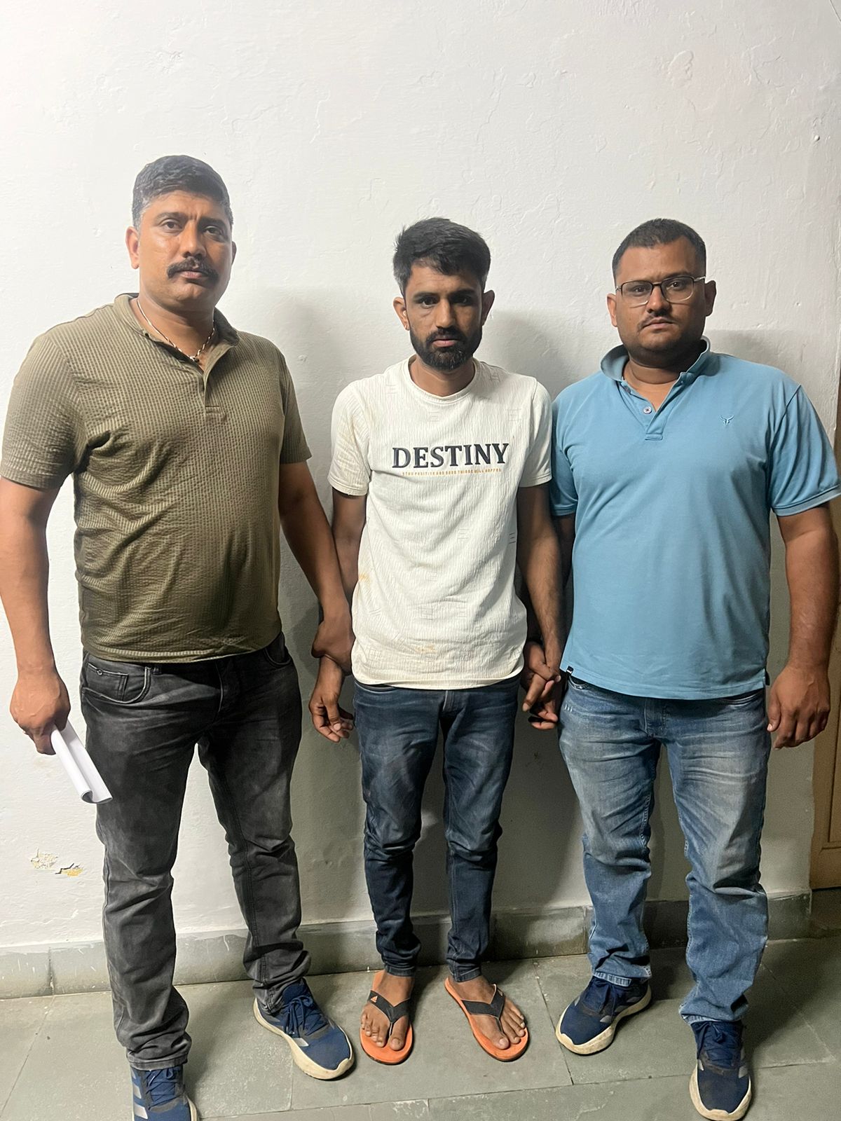 राजस्थान में मादक पदार्थों पर पुलिस का करारा प्रहार: दस हजार का इनामी तस्कर को भीलवाड़ा से दबोचा राजस्थान में मादक पदार्थों पर पुलिस का करारा प्रहार: दस हजार का इनामी तस्कर को भीलवाड़ा से दबोचा