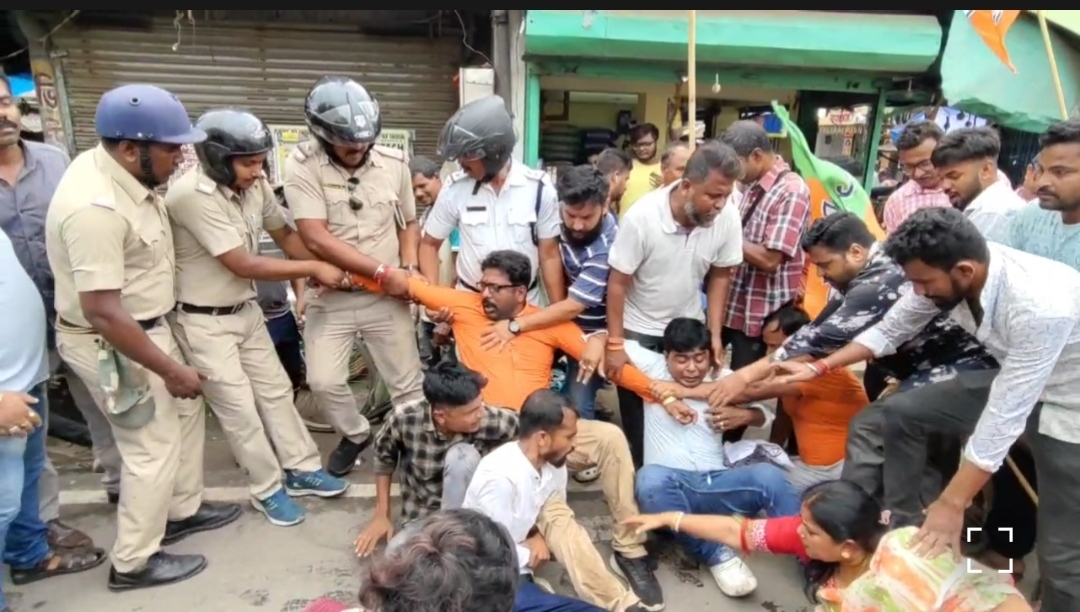 लॉ कॉलेज छात्रा से गैंगरेप के विरोध में चुंचुड़ा में भाजपा का प्रदर्शन, महिला कार्यकर्ता समेत दो घायल लॉ कॉलेज छात्रा से गैंगरेप के विरोध में चुंचुड़ा में भाजपा का प्रदर्शन, महिला कार्यकर्ता समेत दो घायल