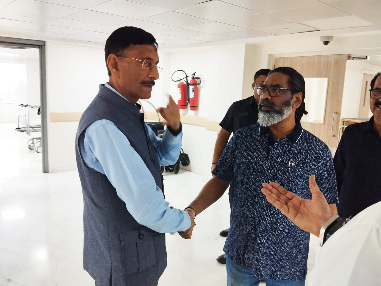 संजय सेठ और मुख्यमंत्री हेमंत सोरेन की तस्वीर संजय सेठ और मुख्यमंत्री हेमंत सोरेन की तस्वीर
