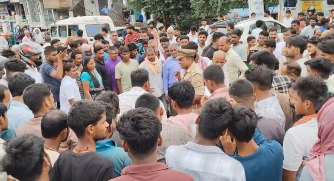 अस्पताल के सामने सड़क पर शव रकर प्रदर्शन करते लोग अस्पताल के सामने सड़क पर शव रकर प्रदर्शन करते लोग