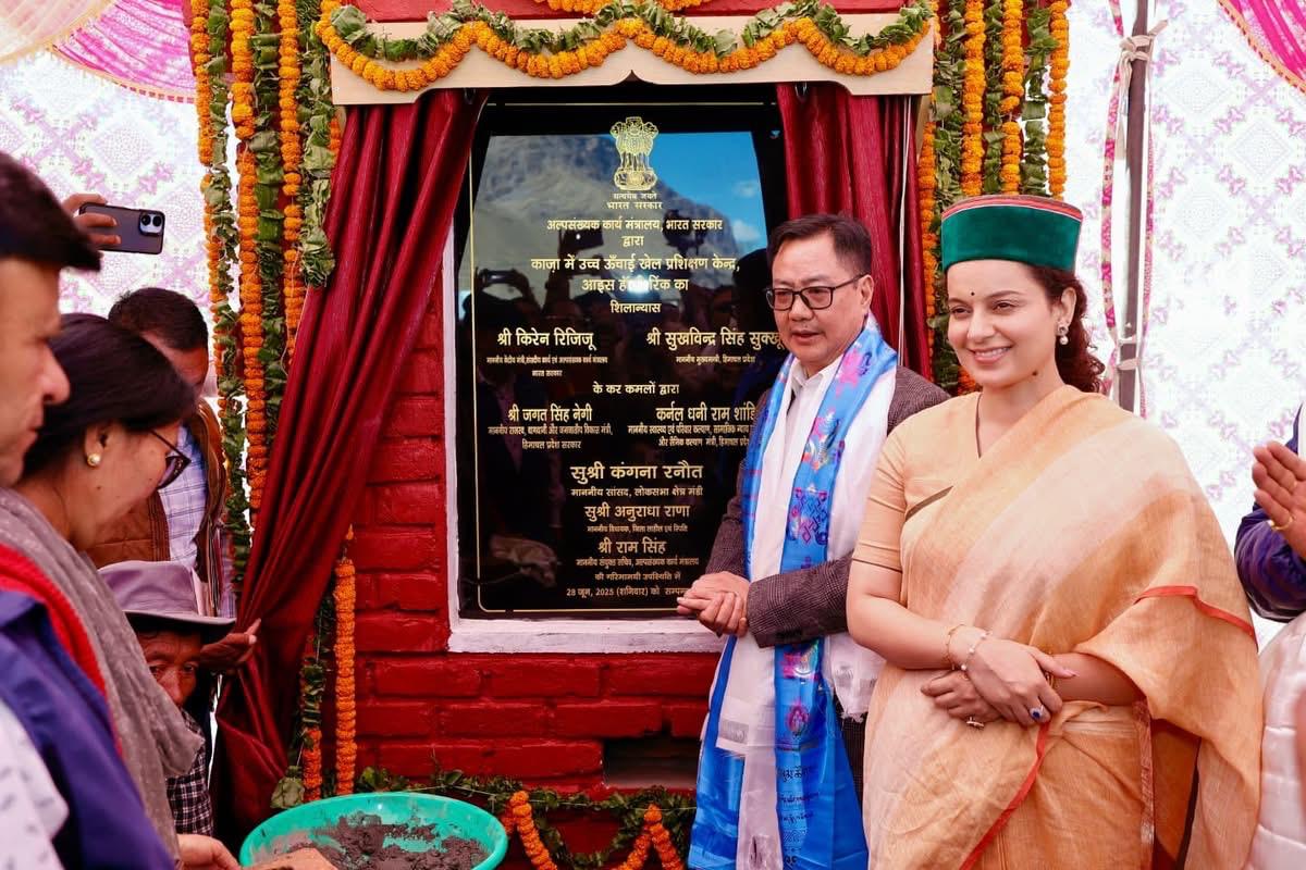 किरण रिजिजू आधारशिला रखते हुए किरण रिजिजू आधारशिला रखते हुए