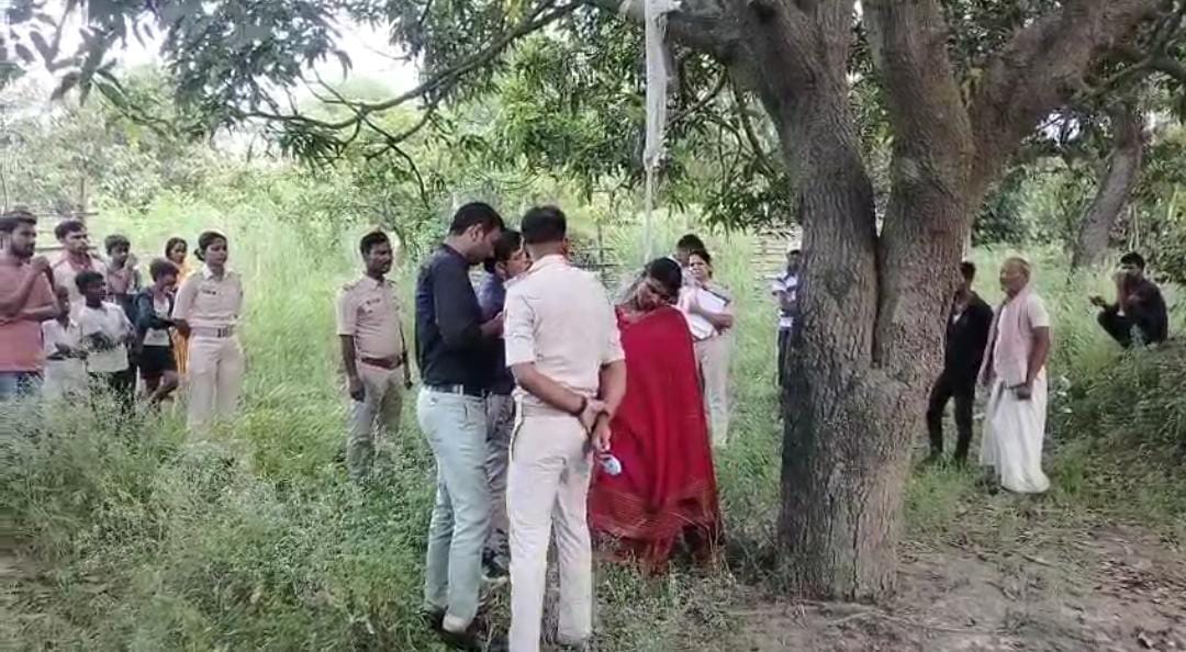 छानबीन करती पुलिस छानबीन करती पुलिस