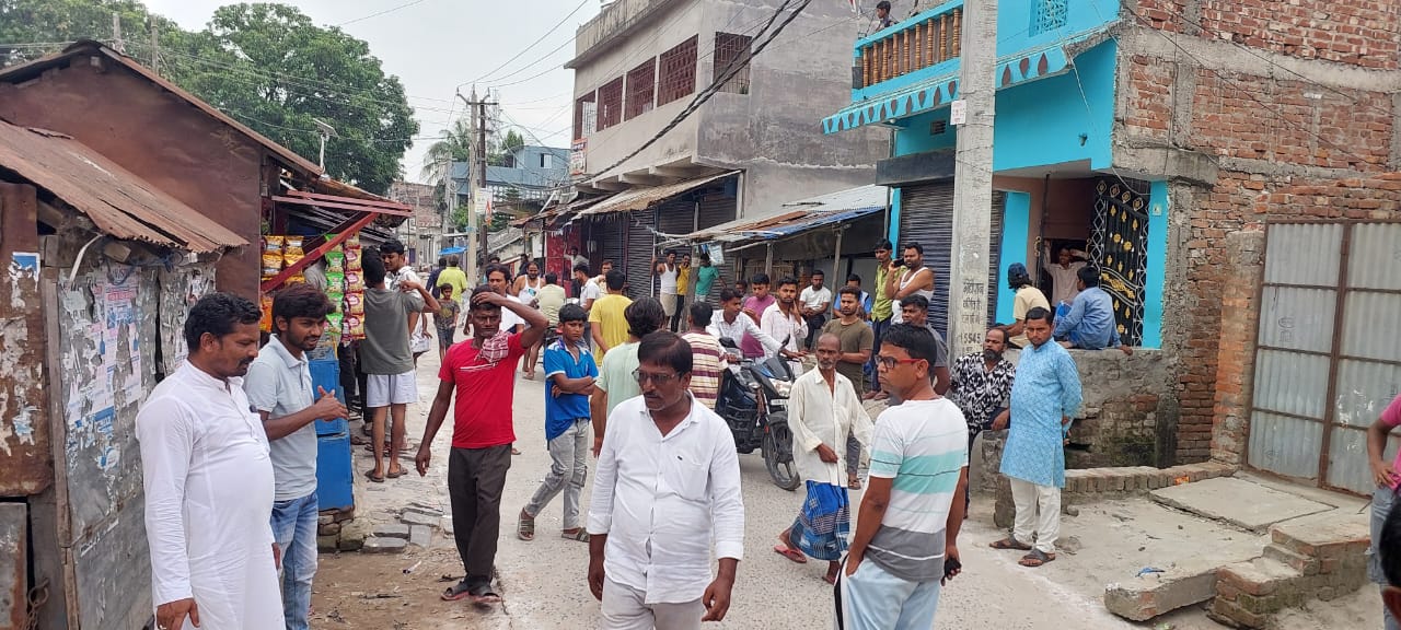अररिया फोटो:मतदान केंद्र के बाहर जमा भीड़ अररिया फोटो:मतदान केंद्र के बाहर जमा भीड़