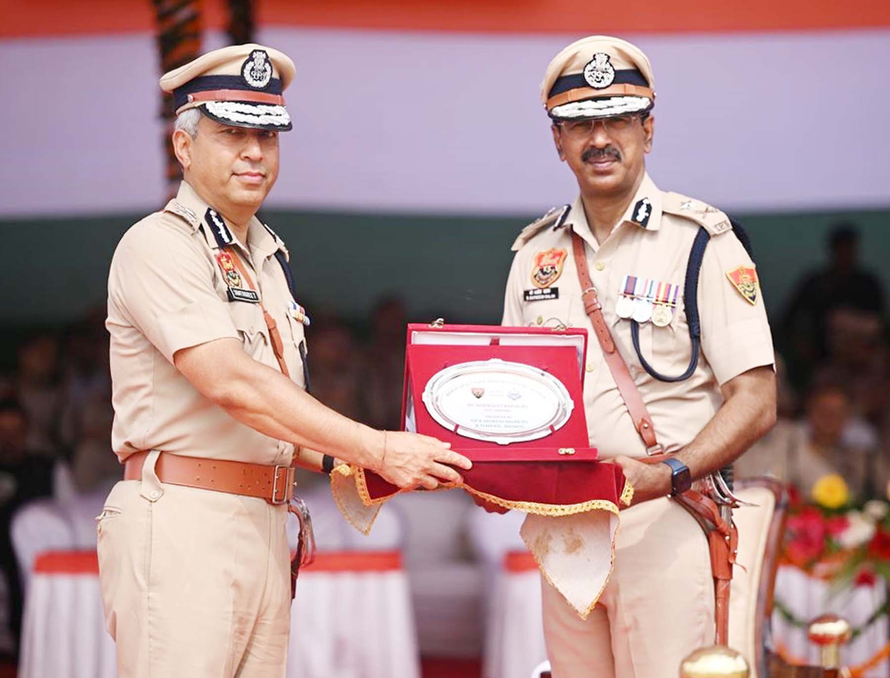 गुरुग्राम के भोंडसी स्थित पुलिस प्रशिक्षण केंद्र में नवप्रशिक्षित सिपाहियों के दीक्षांत समारोह में डीजीपी शत्रुजीत कपूर को स्मृति चिन्ह देते पुलिस प्रशिक्षण केंद्र के पुलिस महानिरीक्षक बी. सतीश बालन। गुरुग्राम के भोंडसी स्थित पुलिस प्रशिक्षण केंद्र में नवप्रशिक्षित सिपाहियों के दीक्षांत समारोह में डीजीपी शत्रुजीत कपूर को स्मृति चिन्ह देते पुलिस प्रशिक्षण केंद्र के पुलिस महानिरीक्षक बी. सतीश बालन।