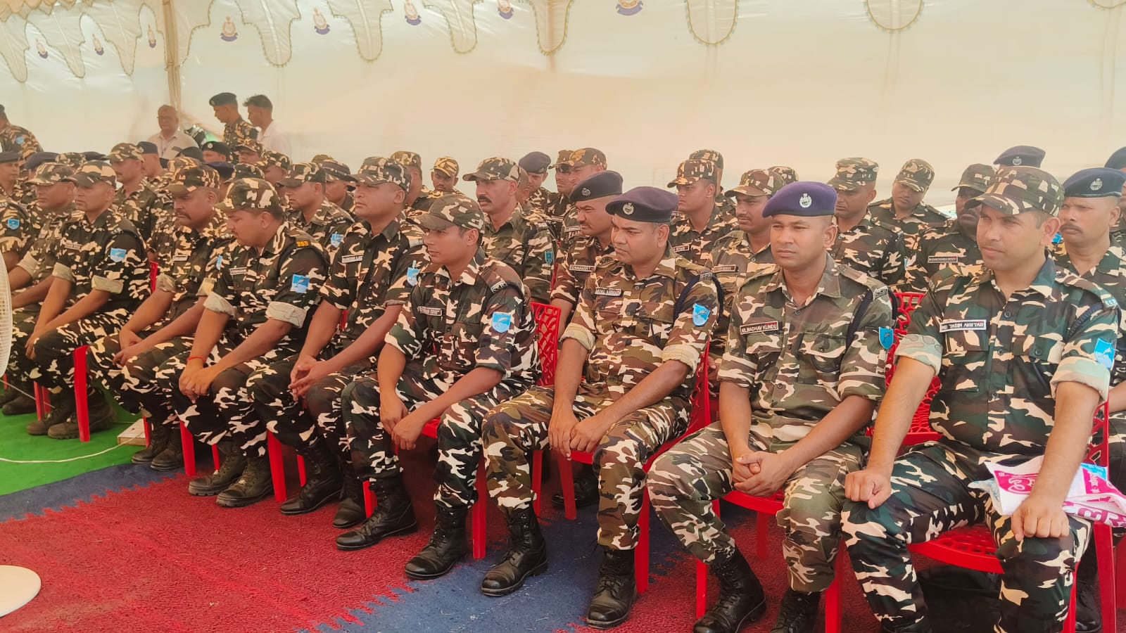 रक्तदान के लिए जुटे जवान रक्तदान के लिए जुटे जवान