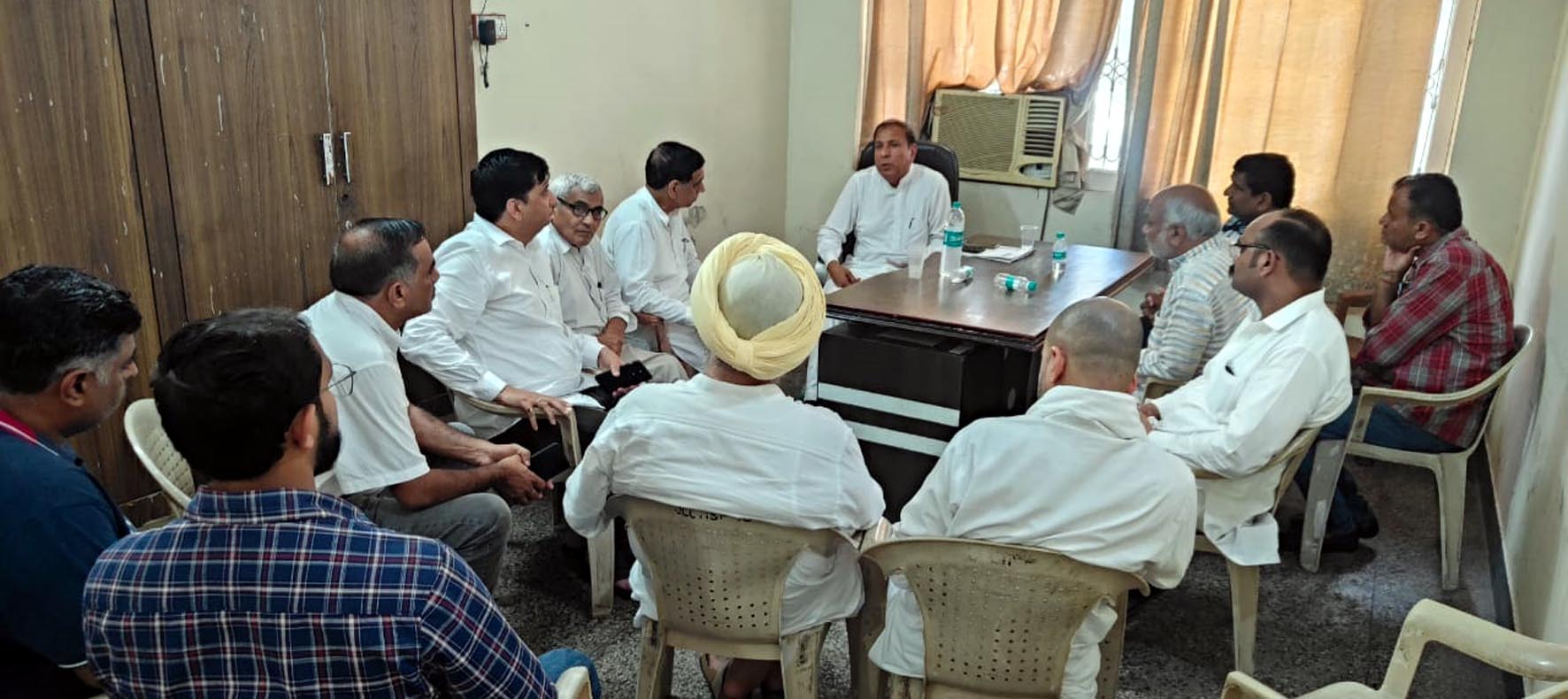 कांग्रेस भवन में पार्टी नेताओं व कार्यकर्ताओं के साथ अखिल भारतीय कांग्रेस कमेटी के ऑब्जर्वर जगदीश जांगिड़। कांग्रेस भवन में पार्टी नेताओं व कार्यकर्ताओं के साथ अखिल भारतीय कांग्रेस कमेटी के ऑब्जर्वर जगदीश जांगिड़।