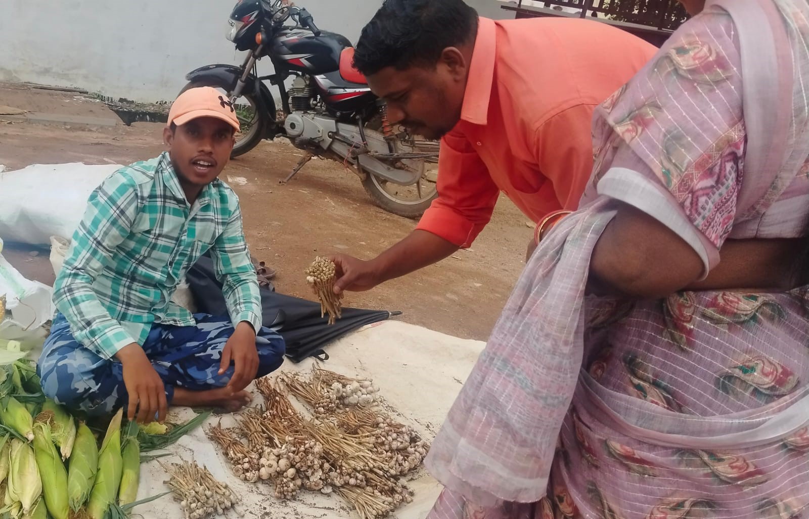 फुटू सब्जी खरीदते हुए लोग फुटू सब्जी खरीदते हुए लोग