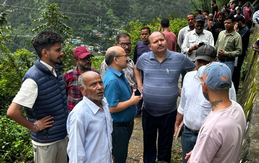 बारिश से प्रभावित क्षेत्र का दौरा करते हुए एसडीएम चमोली। बारिश से प्रभावित क्षेत्र का दौरा करते हुए एसडीएम चमोली।