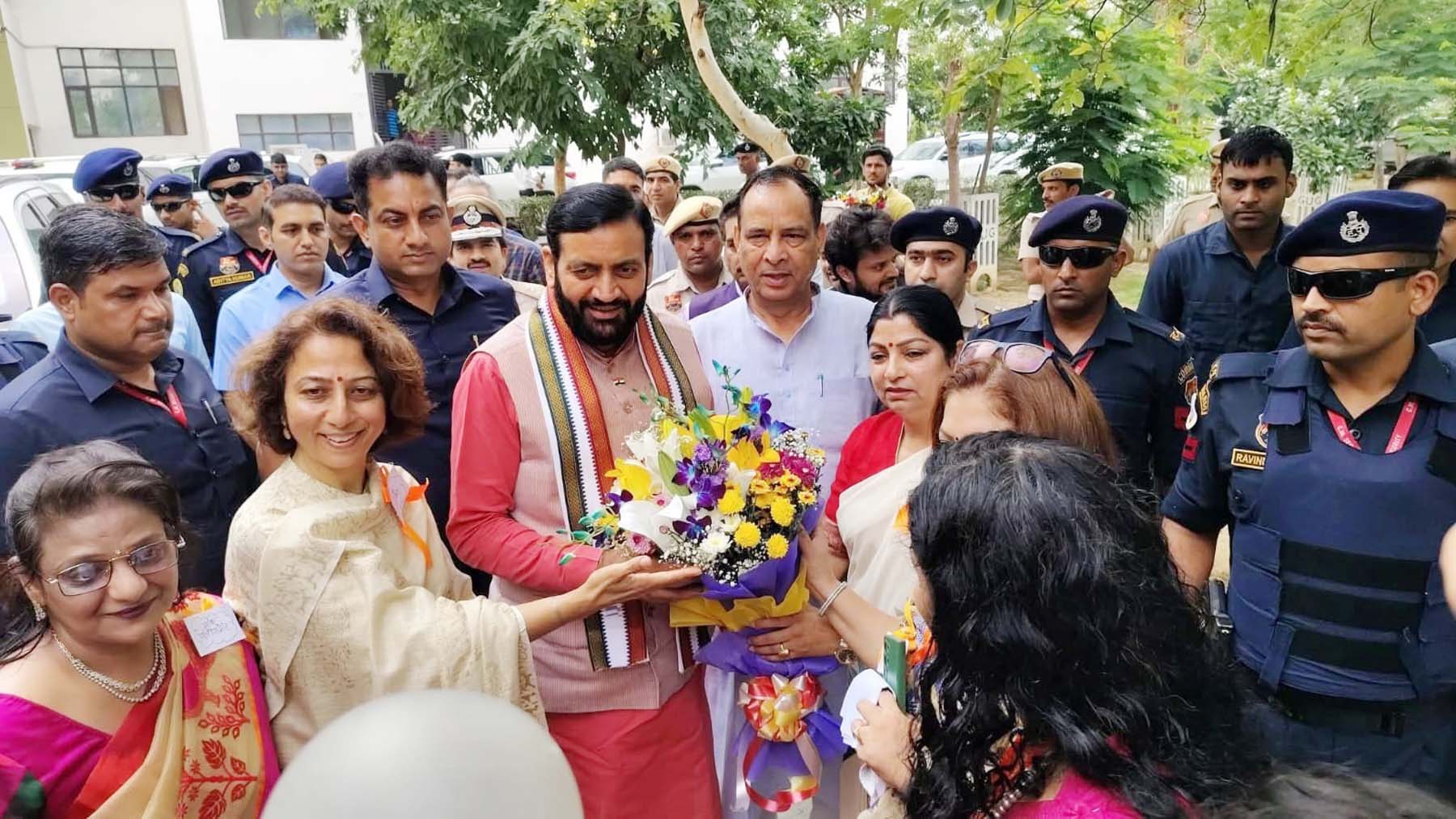 गुरुग्राम विवि में मॉक पार्लियामेंट में मुख्यमंत्री नायब सिंह सैनी का स्वागत करती महिला मोर्चा की टीम। गुरुग्राम विवि में मॉक पार्लियामेंट में मुख्यमंत्री नायब सिंह सैनी का स्वागत करती महिला मोर्चा की टीम।