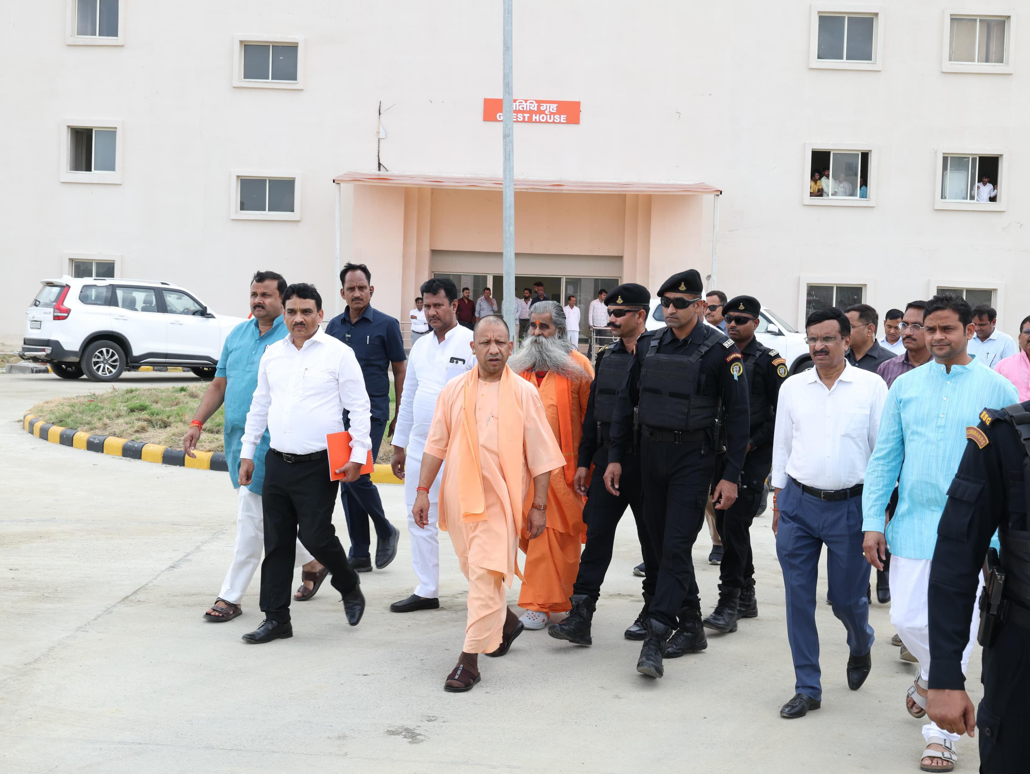 लगातार दूसरे दिन आयुष विश्वविद्यालय का भ्रमण-निरीक्षण किया मुख्यमंत्री ने*
