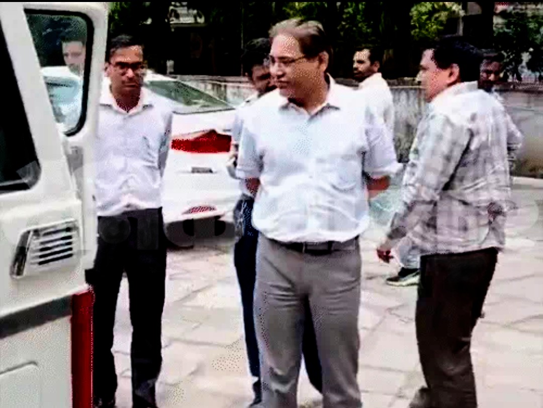 नमूनों को देखकर पानीपत प्रदूषण अधिकारी भूपेंद्र चहल (सफेद शर्ट, काली पेंट पहने हुए) से पूछते हुए उच्च अधिकारी।
