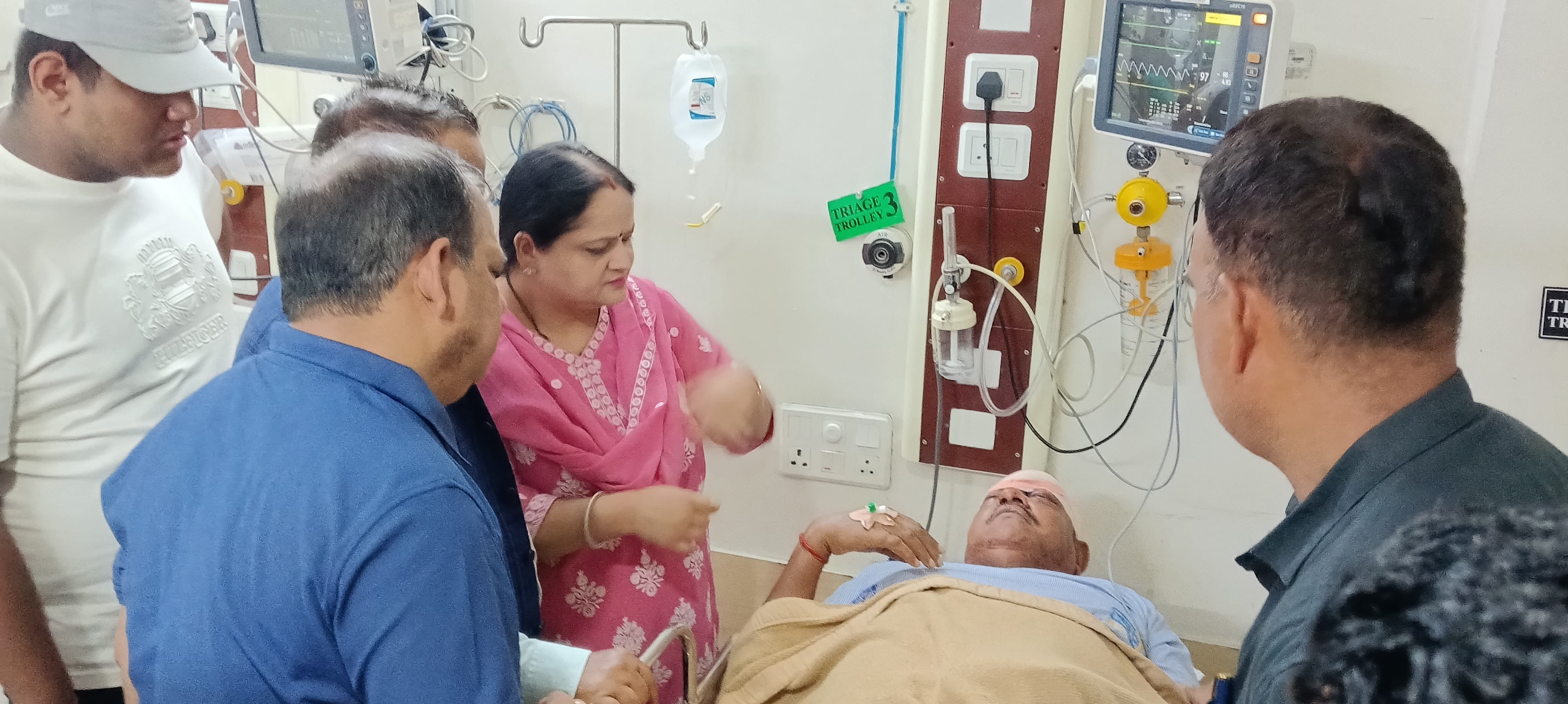 एसएसपी अस्पताल में   घायल थाना प्रभारी से मिलते हुए