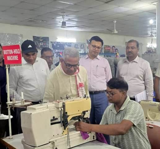 टाटा टेक्नोलॉजीज के प्रशिक्षण संस्थान में निरीक्षण करते सह सरकार्यवाह डॉ. कृष्ण गोपाल टाटा टेक्नोलॉजीज के प्रशिक्षण संस्थान में निरीक्षण करते सह सरकार्यवाह डॉ. कृष्ण गोपाल