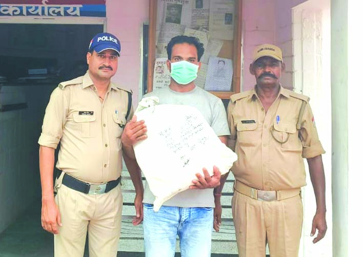 पुलिस गिरफ्त में आरोपित