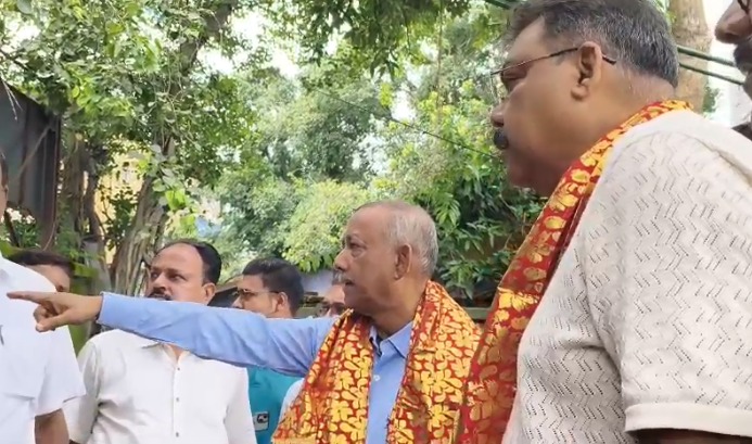 बजरंगबली मंदिर की दीवार ढही, मेयर-डिप्टी मेयर ने लिया जायजा बजरंगबली मंदिर की दीवार ढही, मेयर-डिप्टी मेयर ने लिया जायजा
