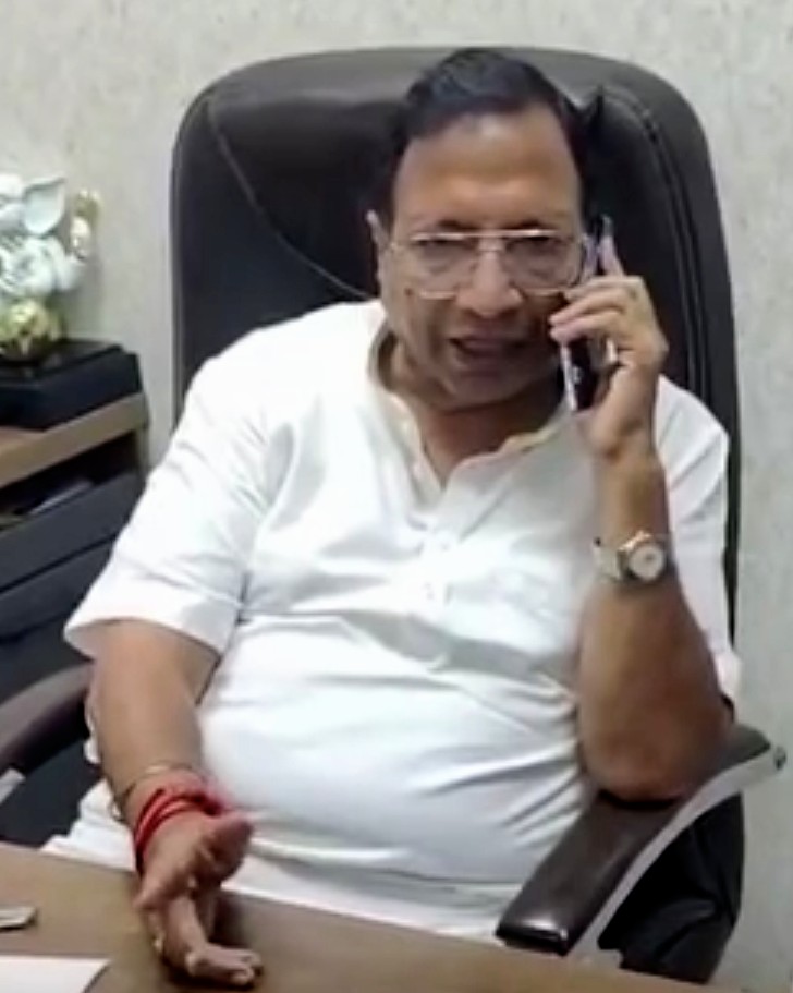 फोन पर अधिकारी से बात करते विधायक प्रमोद विज फोन पर अधिकारी से बात करते विधायक प्रमोद विज