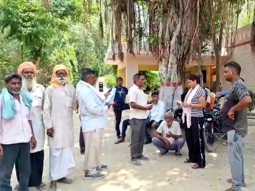 थाने के बाहर अपनी शिकायत दर्ज करवाते मृतक सुमेश के परिजन। थाने के बाहर अपनी शिकायत दर्ज करवाते मृतक सुमेश के परिजन।
